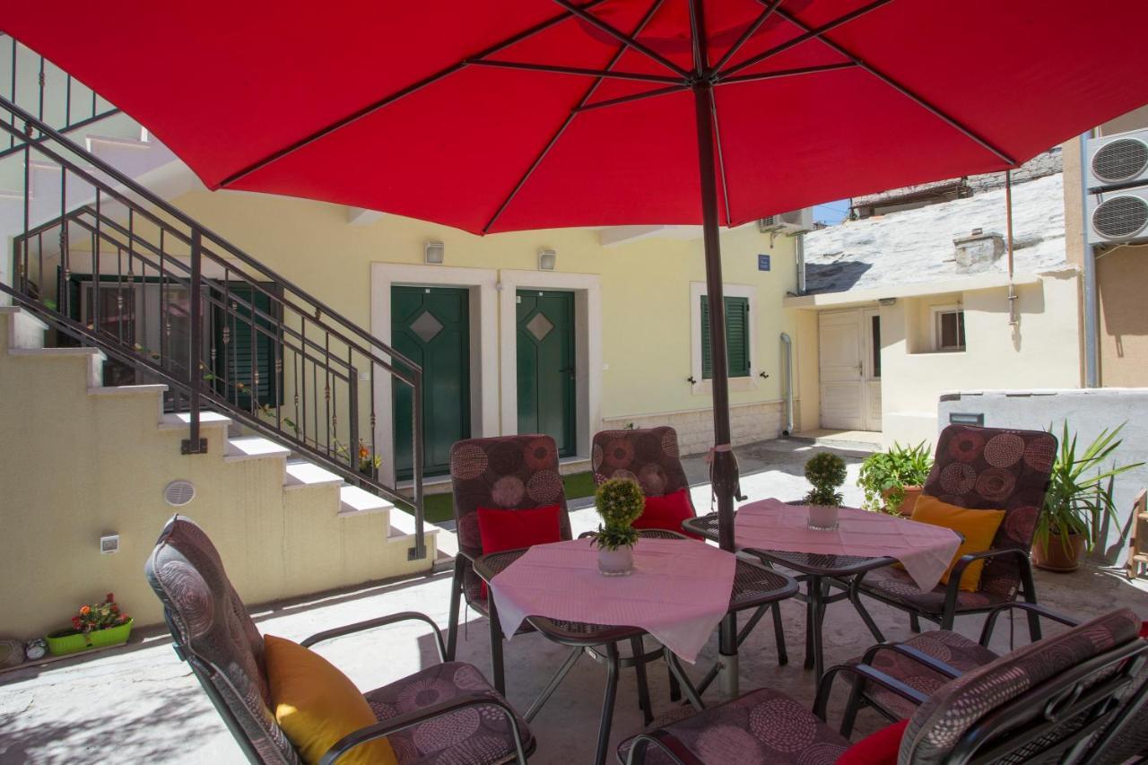 Central Old Town Rooms 1 Split Bagian luar foto
