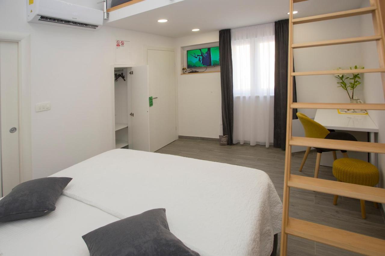 Central Old Town Rooms 1 Split Bagian luar foto