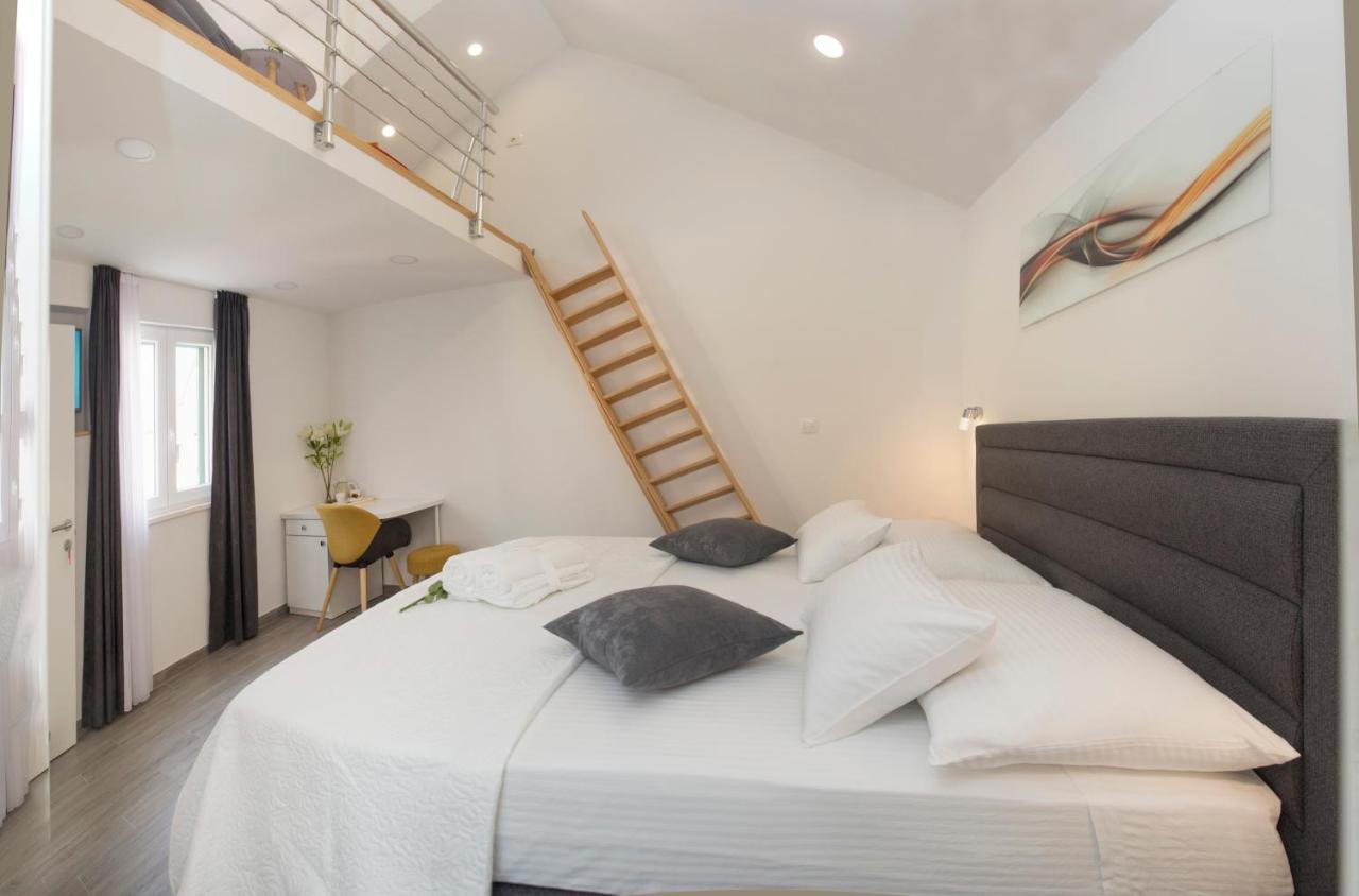 Central Old Town Rooms 1 Split Bagian luar foto