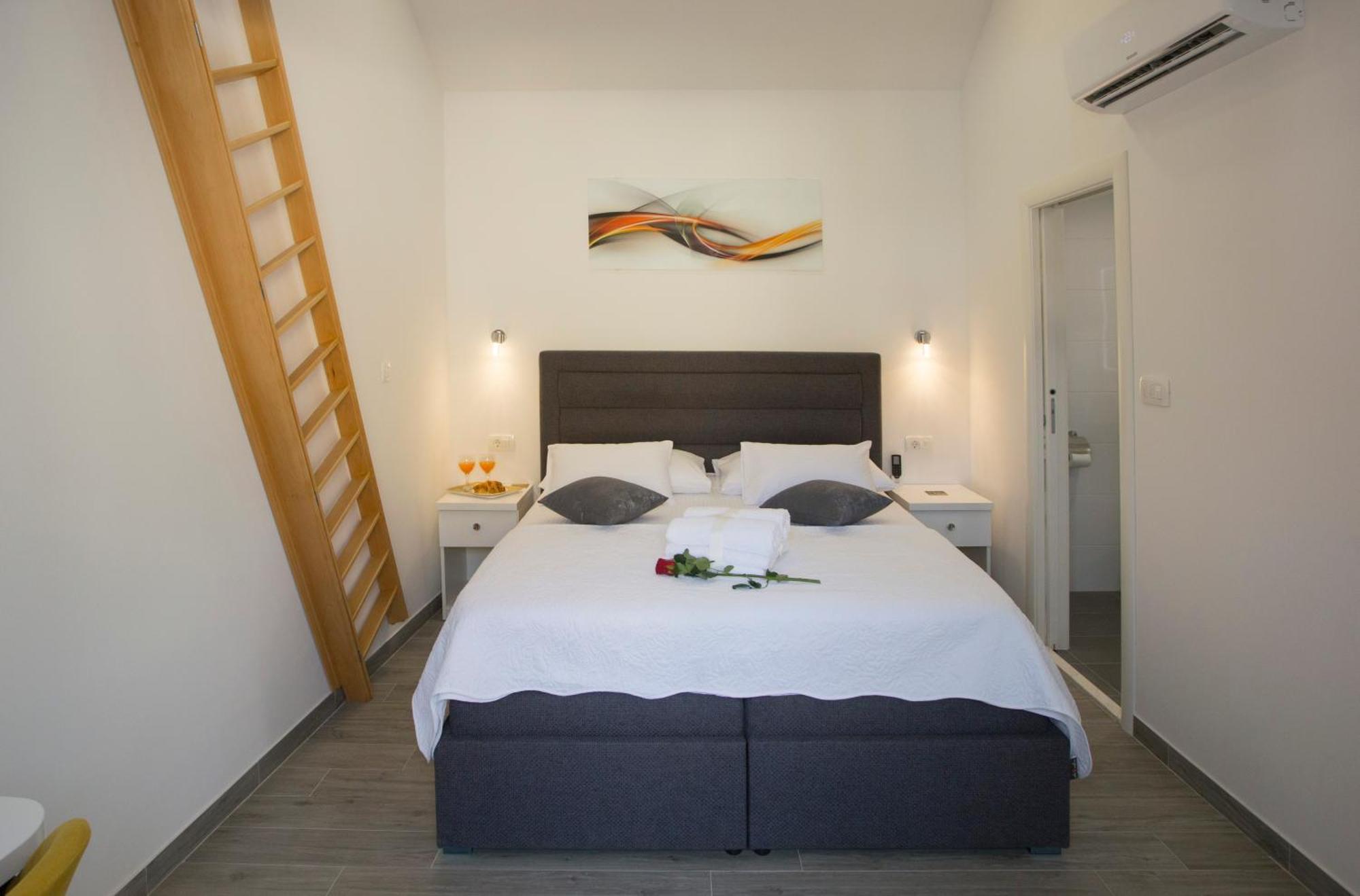Central Old Town Rooms 1 Split Bagian luar foto